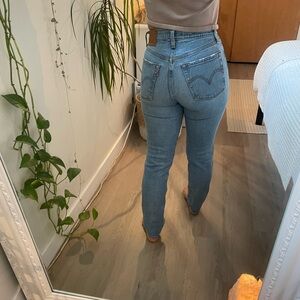 Levi’s Wedgie. 99% cotton, 1% elastane. Size 0/24